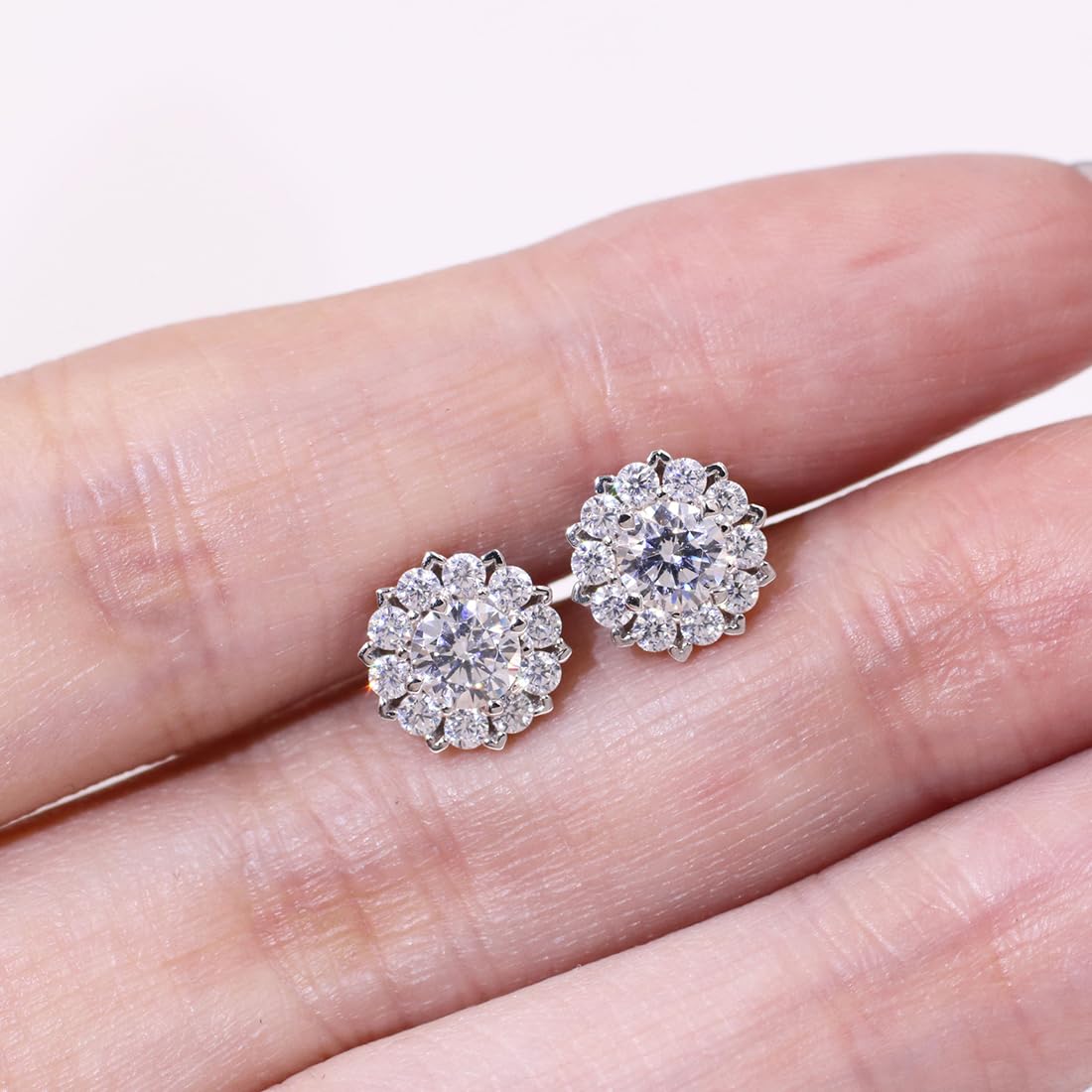Warm Fortune Moissanit Flower Halo Stud Earrings for Women, 0.5ct DE VVS Lab Created, Brilliant Round Cut, 925 Sterling Silver with 18K White Gold Plated Hypoallergenic