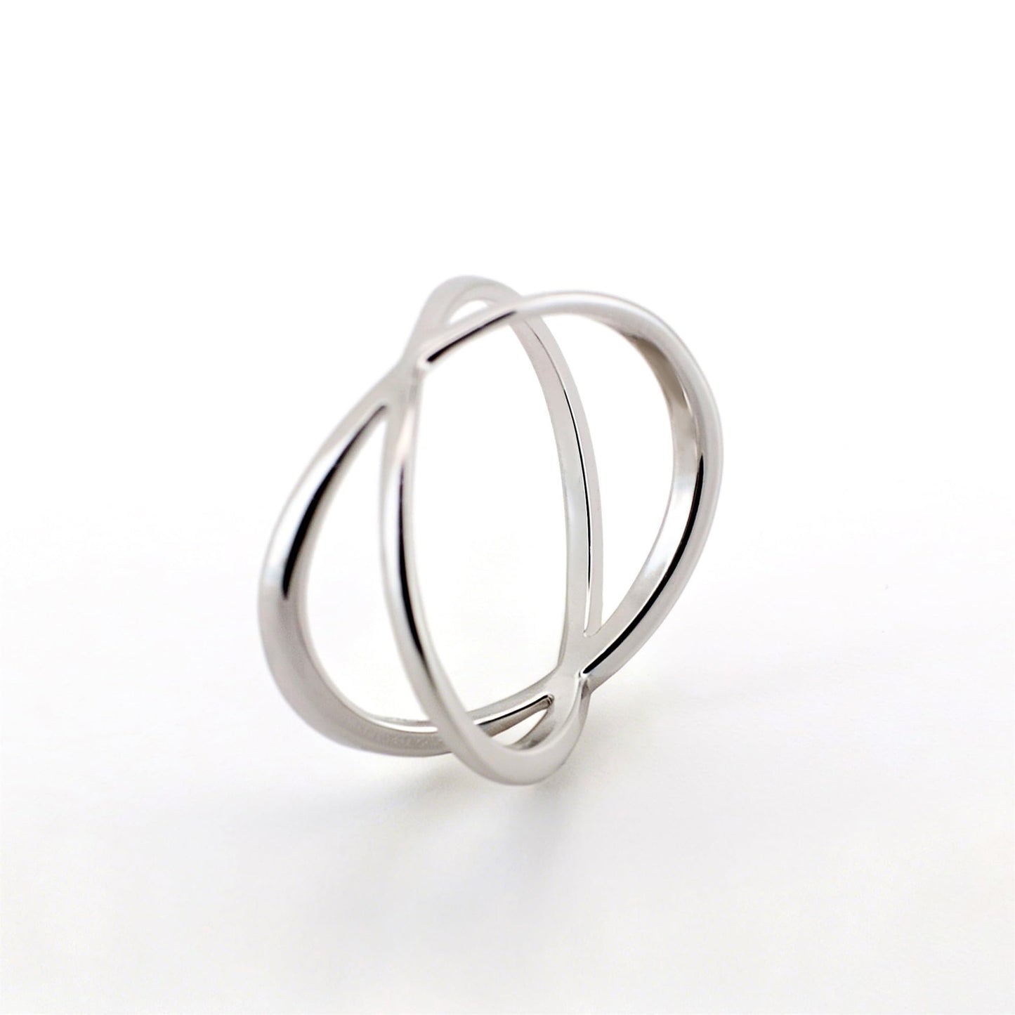 Warm Fortune Crisscross Band Ring - 18K Gold Plated Stackable Gift for Women, Daily Fashion Wear & Casual Accessory, Trendy Street Wear, Size 7.5