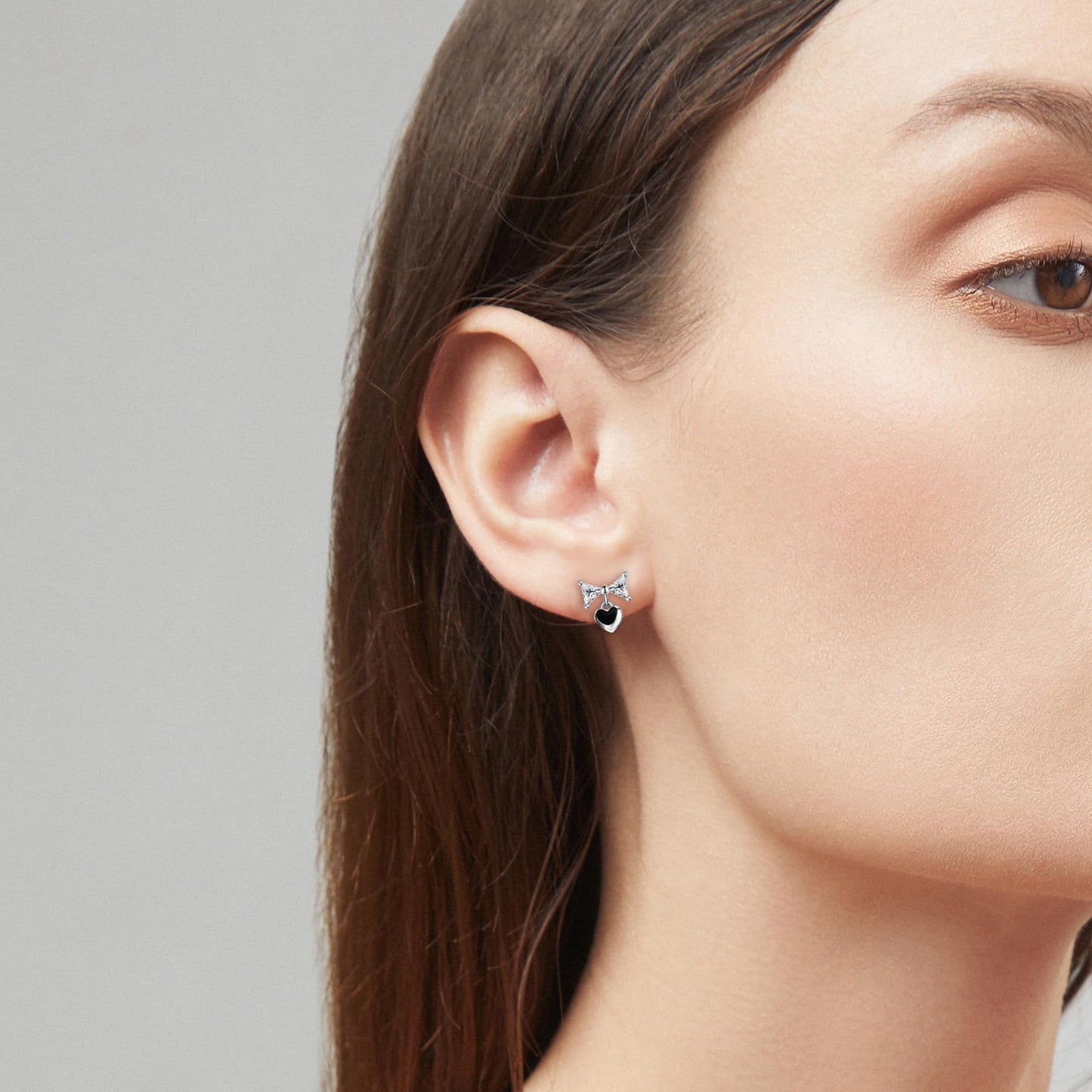 Warm Fortune Moissanit Bow Stud Earrings for Women, DE VVS Lab Created, Brilliant Round Cut, 925 Sterling Silver with 18K White Gold Plated Hypoallergenic