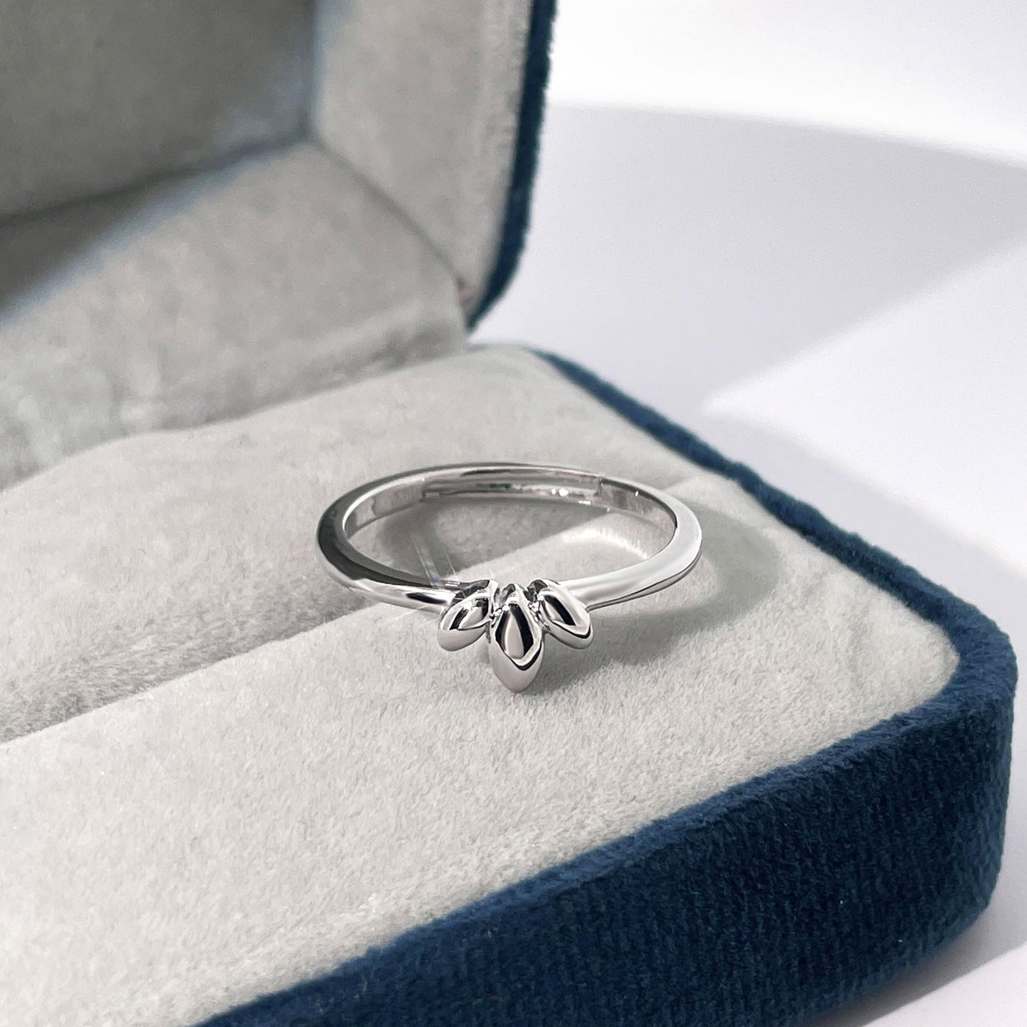 Warm Fortune Petal Detail Band Ring - 18K Gold Plated Stackable Gift for Women, Daily Fashion Wear & Casual Accessory, Trendy Street Wear, Adjustable