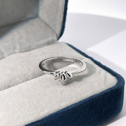 Warm Fortune Petal Detail Band Ring - 18K Gold Plated Stackable Gift for Women, Daily Fashion Wear & Casual Accessory, Trendy Street Wear, Adjustable